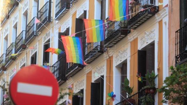 Banderas LGBTI en balcones de Malasaña.