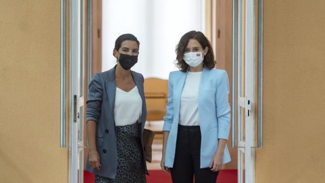 La presidenta de la Comunidad de Madrid, Isabel Díaz Ayuso, junto a la portavoz de Vox en la Asamblea, Rocío Monasterio.