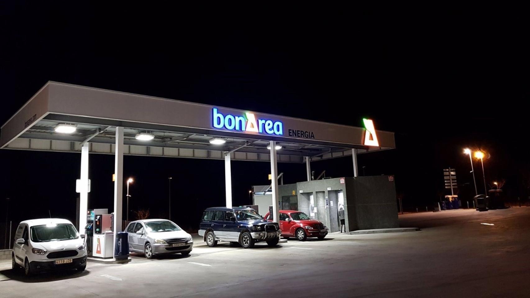 El precio en las gasolineras automáticas y las tradicionales varía 12 céntimos por litro, según Aesae