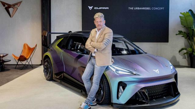Wayne Griffits, presidente de Seat, junto al prototipo de vehículo eléctrico urbano de Cupra.