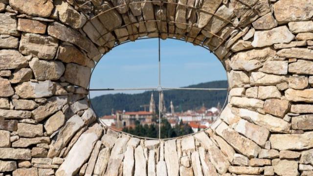 Escultura Espellos con vistas a Santiago