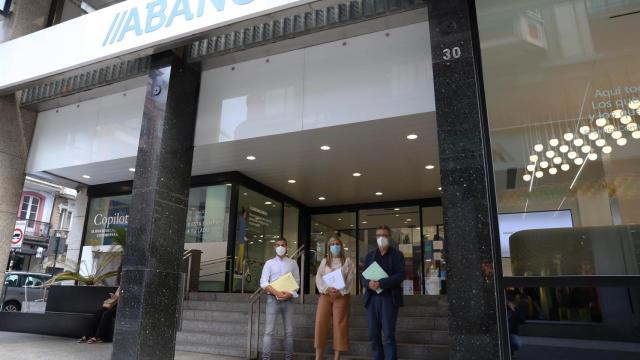 Entrega de firmas contra el cierre de oficinas en ayuntamientos del rural