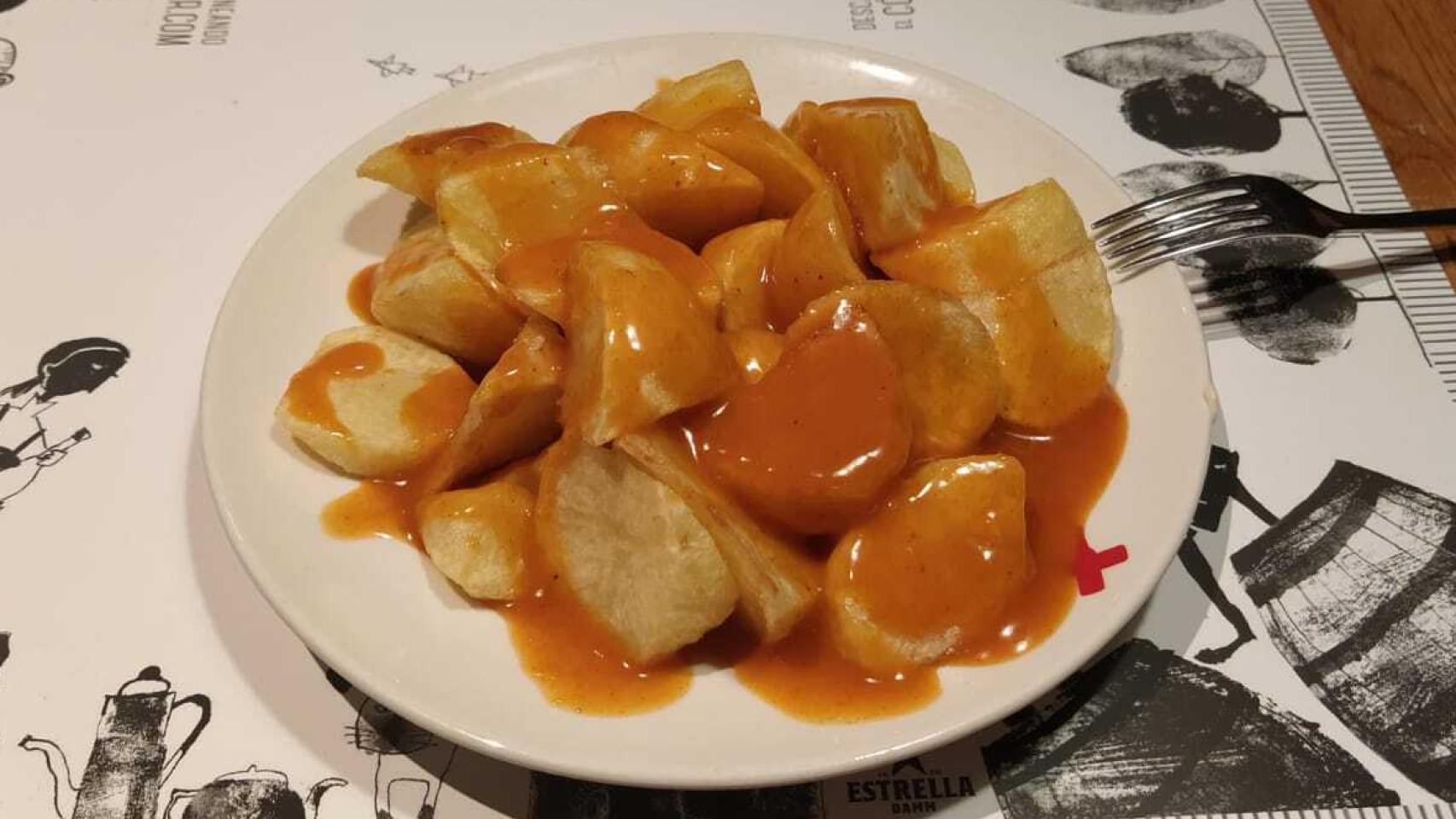 La ración de patatas bravas de Docamar, uno de los restaurantes visitados.