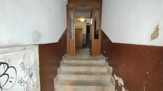 El portal del barrio de Malasaña donde el joven denunció haber sido agredido.