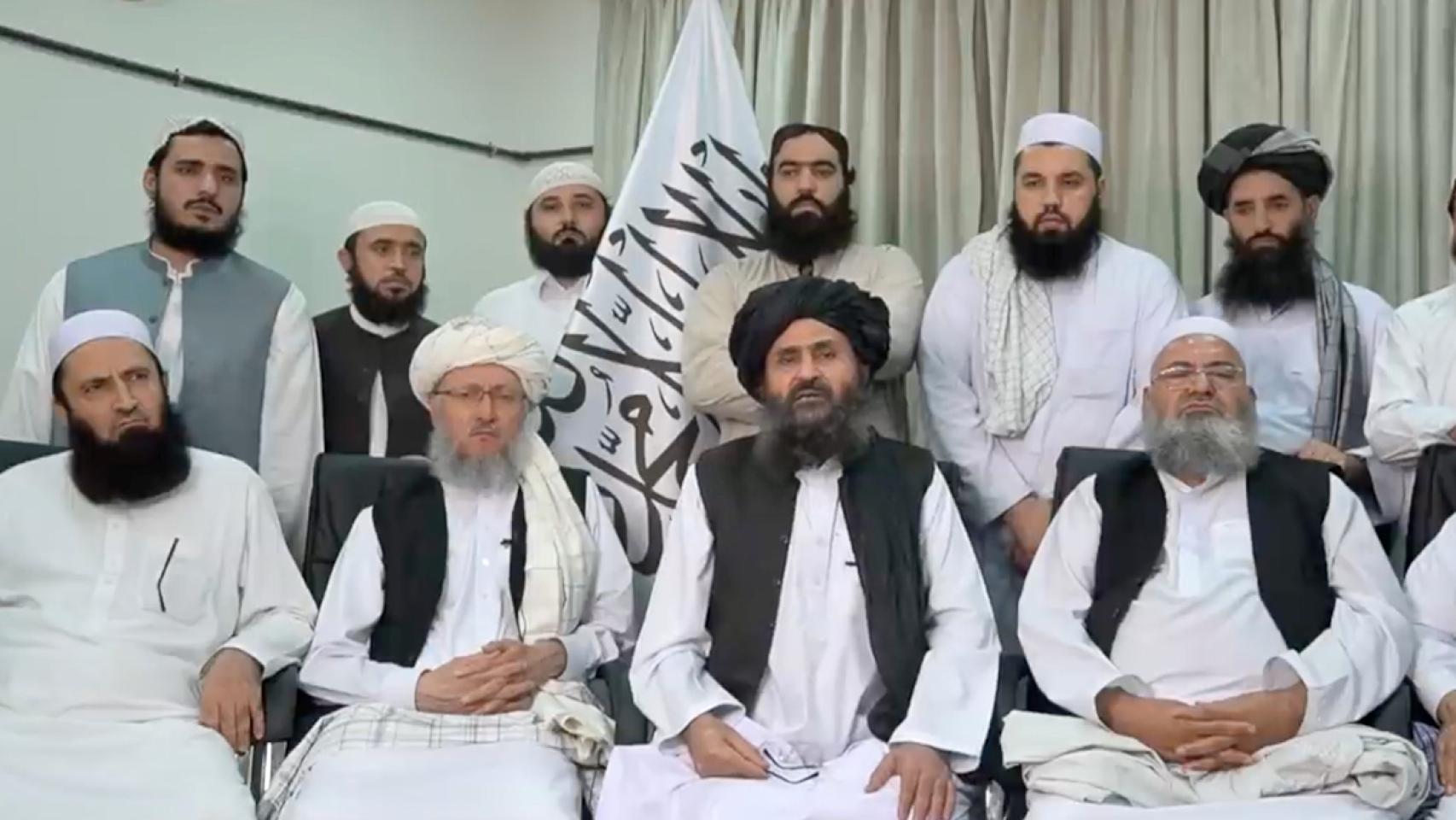 El nuevo presidente afgano, el mulá Hassan Akhund, en el centro.