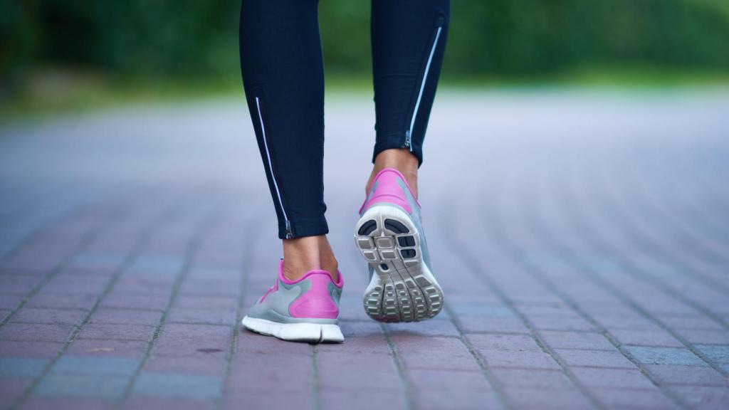 Una mujer sale a caminar.