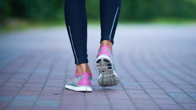Una joven caminando 10.000 pasos.