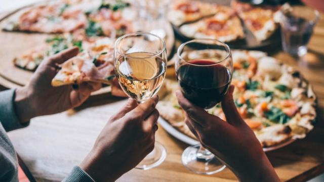 Noches de vino y pizza.