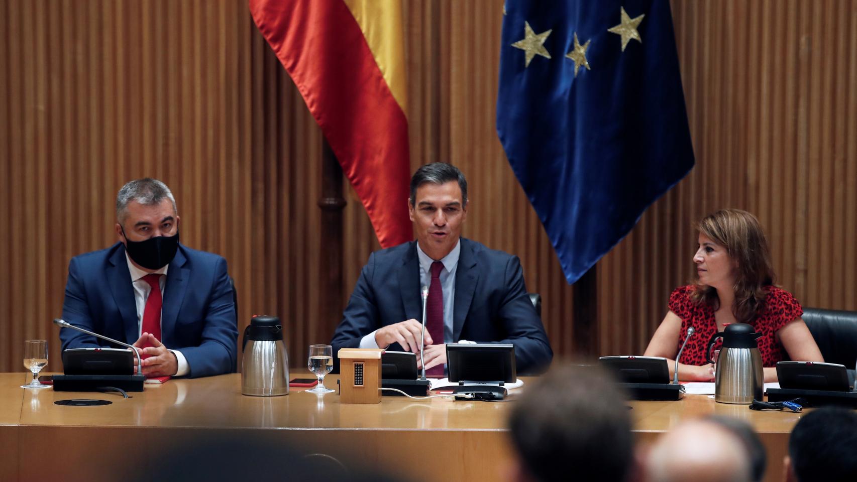 Pedro Sánchez junto a Adriana Lastra y Santos Cerdán en el Congreso de los Diputados.
