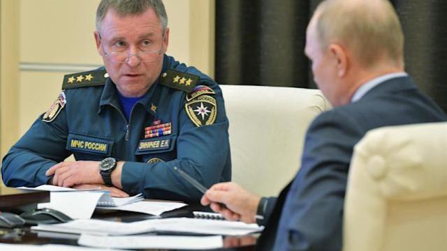El ministro de Emergencias de Rusia, Evgueni Zínichev, junto a Putin. Efe