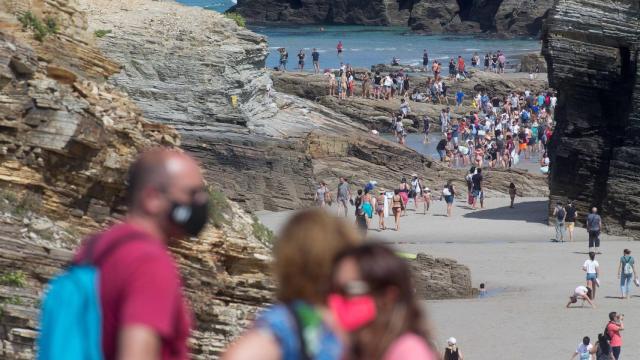Turistas en la Praia das Catedrais.