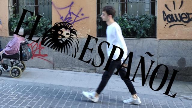 El falso agredido de Malasaña, este miércoles, a la salida de su casa.