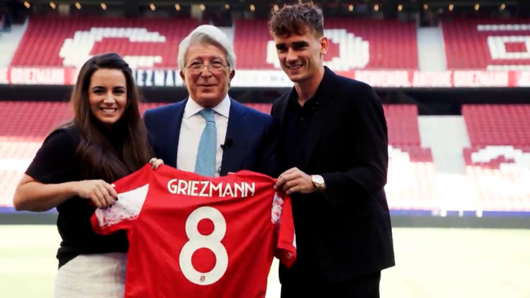 Griezmann, en su presentación con el Atleti junto a Enrique Cerezo y su esposa