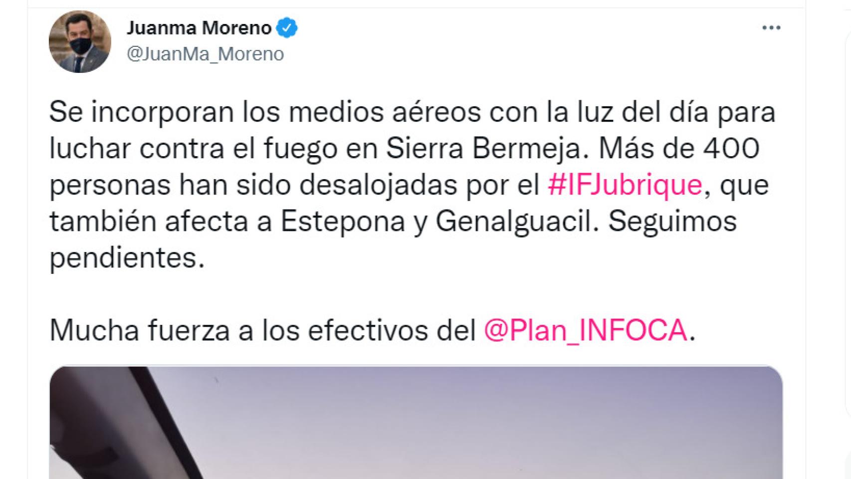 Carmen Crespo y Patricia Navarro en la zona del incendio esta mañana.