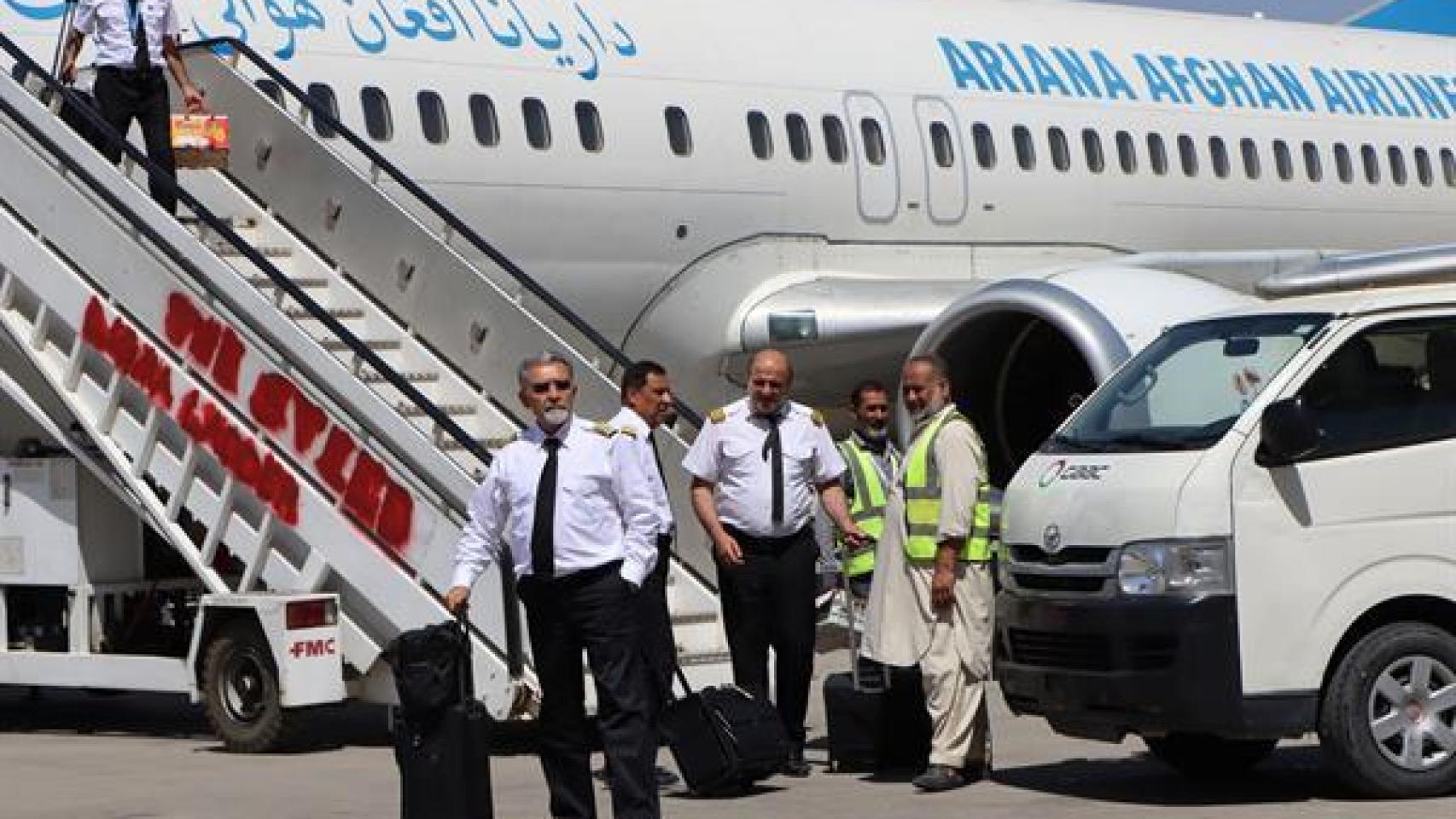 Tripulación de una aerolínea en un avión en el Aeropuerto de Kabul, antes de un vuelo doméstico el pasado día 5.