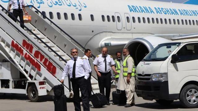Tripulación de una aerolínea en un avión en el Aeropuerto de Kabul, antes de un vuelo doméstico el pasado día 5.