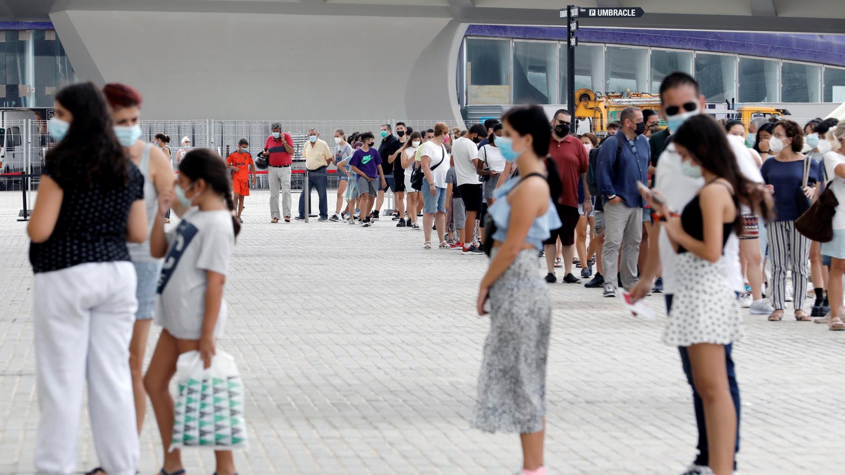 Los centros de vacunación masiva tienen horarios limitados para atender a quienes vayan sin cita previa.