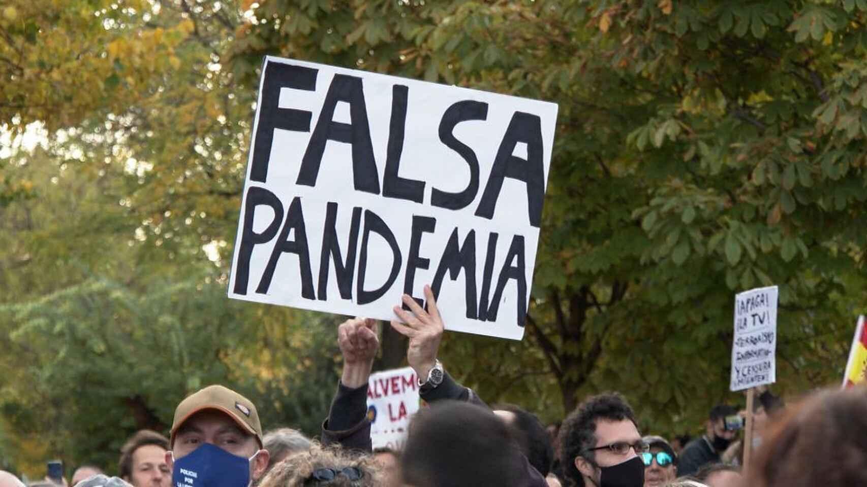 Pancarta durante una manifestación de antivacunas.