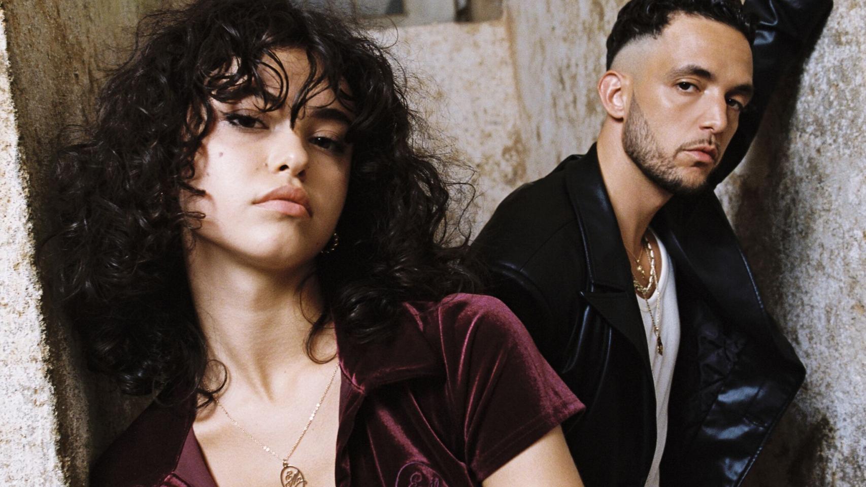 C. Tangana y una modelo, en la campaña de promoción de la colección.
