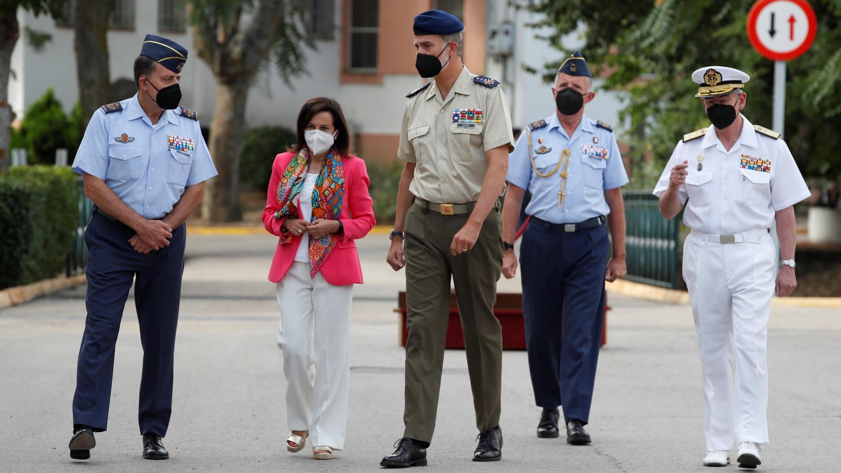 Felipe VI y Margarita Robles en su visita al Mando de Operaciones del Estado Mayor de la Defensa, en la base de Retamares.