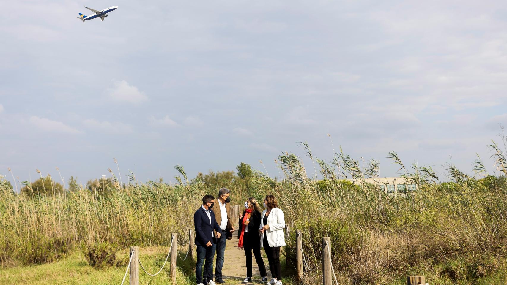 La vicepresidenta Yolanda Díaz, con los alcaldes de Barcelona, Ada Colau, y El Prat, Lluís Mijoler.