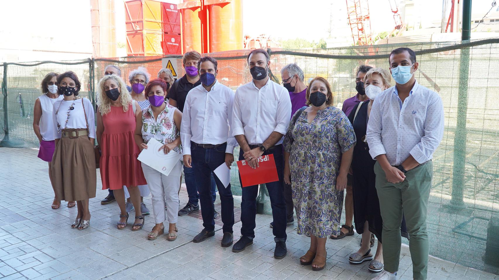 Representantes del PSOE y Adelante, junto al colegio Valle Inclán.