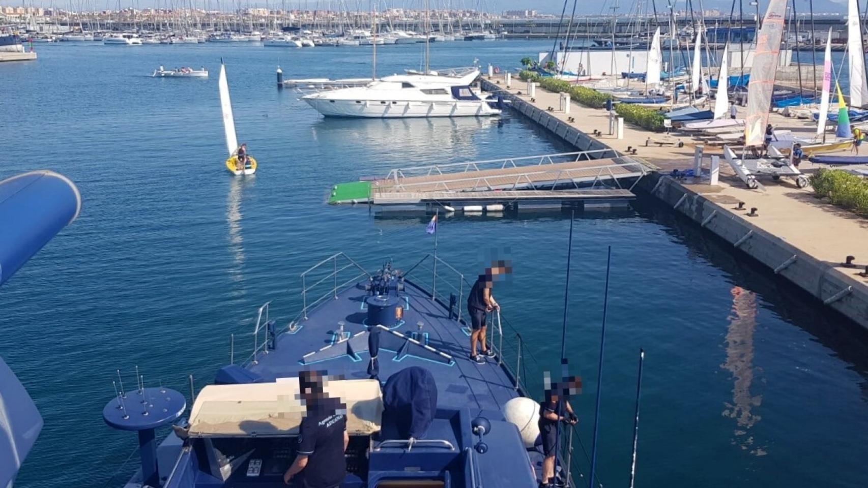 Vista desde la patrullera Albatros en su anterior amarre, donde 'tropezaba' con embarcaciones para salir a por narcos. EE