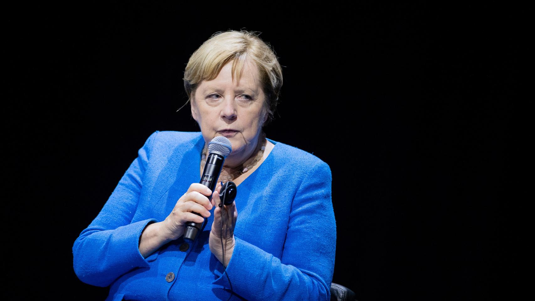 Angela Merkel durante el panel de debate con Chimamanda Ngozi.