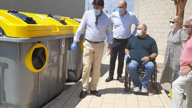 Barcala y Villar probando los nuevos contenedores adaptados de Alicante.