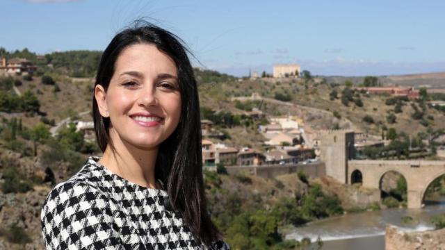 Inés Arrimadas en Toledo, con el río Tajo al fondo (Fotos: Óscar Huertas)