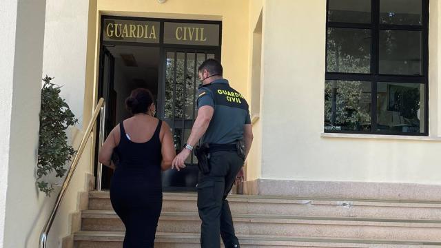 La detenida, entrando en dependencias de la Guardia Civil
