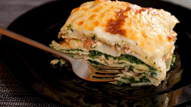 Una lasaña de espinacas con queso gratinado.