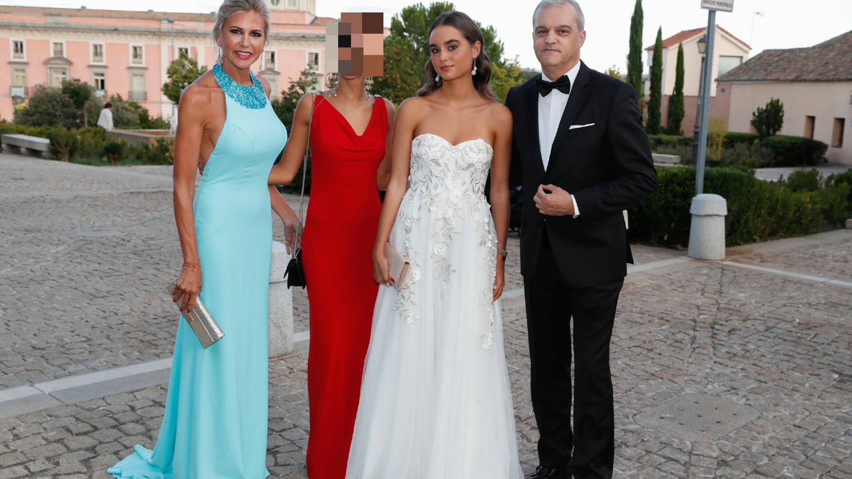 Natalia posa junto a sus padres, Ramón García y Patricia Cerezo, y su hermana, Verónica.