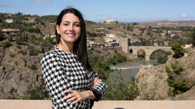 Inés Arrimadas, ante Toledo y sobre el Tajo.