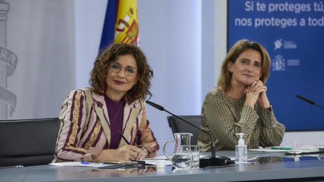 La ministra de Hacienda, María Jesús Montero, y la vicepresidenta, Teresa Ribera.