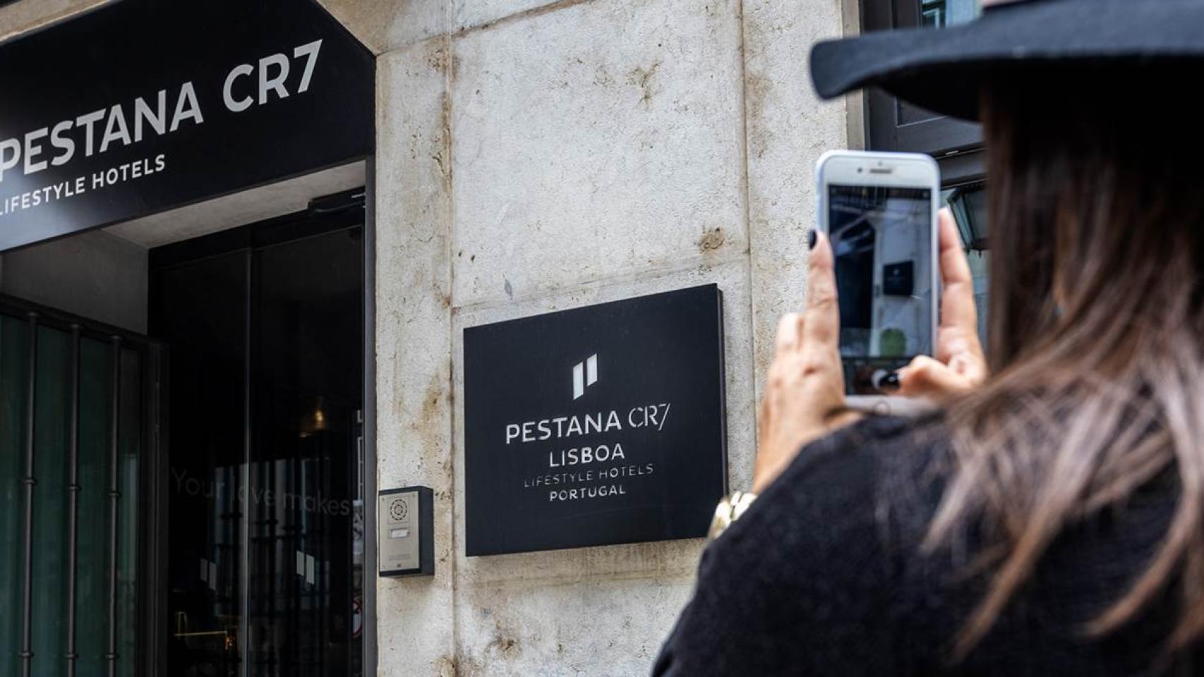 Entrada del hotel de Cristiano Ronaldo en Lisboa.