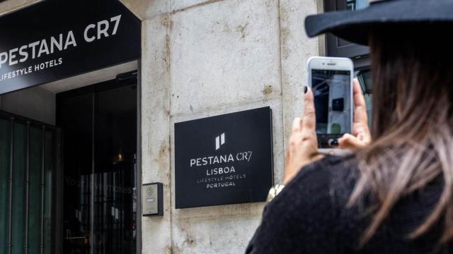 Entrada del hotel de Cristiano Ronaldo en Lisboa.