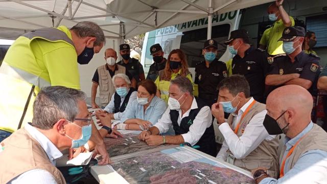 Bendodo visita el puesto de mando del incendio de Sierra Bermeja.