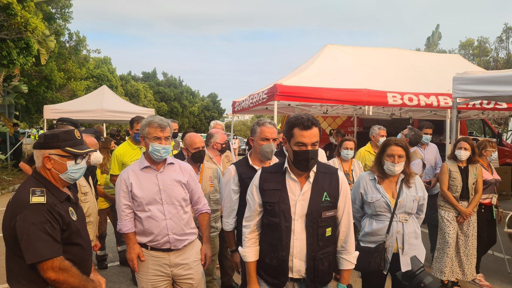 El presidente andaluz, Juanma Moreno, en el Puesto de Mando Avanzado.