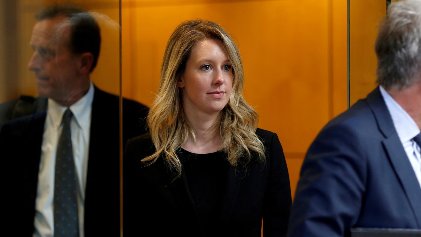 Elizabeth Holmes saliendo del tribunal federal de San José (California) en septiembre de 2021.