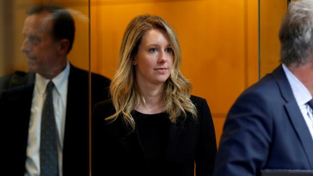 Elizabeth Holmes saliendo del tribunal federal de San José (California) en septiembre de 2021.