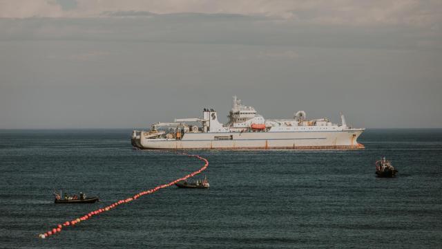 Momento de la instalación del cable Grace Hopper en Bilbao.