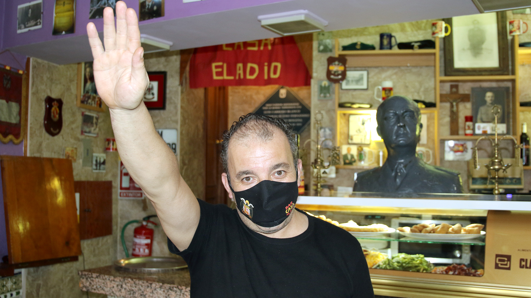 Eladio, junto al busto que tiene de Franco en la barra de su bar.