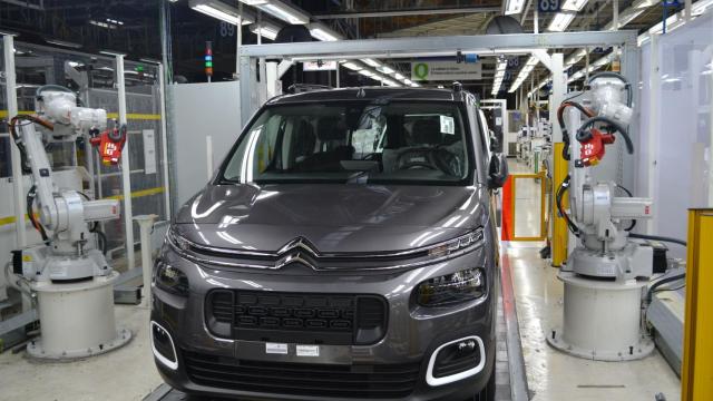 Un vehículo en la cadena de montaje de la planta de Stellantis en Vigo.