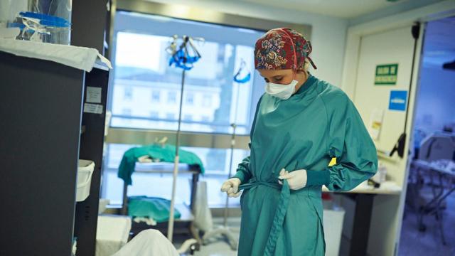 Una enfermera en una UCI, en imagen de archivo.