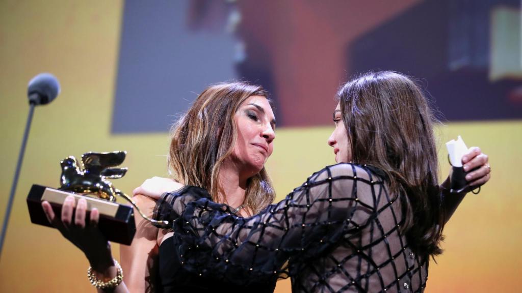 Audrey Diwan abraza a la protagonista de 'El acontecimiento'.