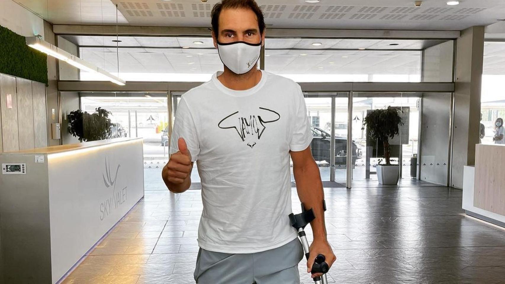Rafa Nadal reaparece en muletas en plena recuperación de su lesión en el pie izquierdo