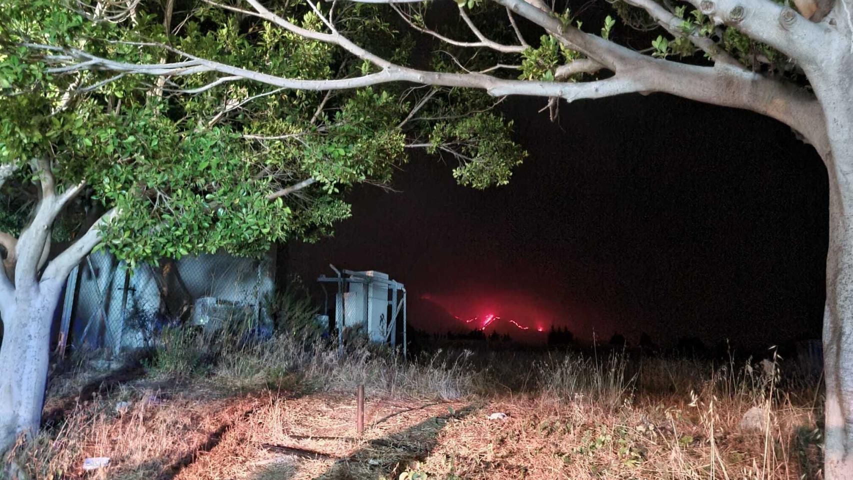 Imagen de las llamas en la lejanía.