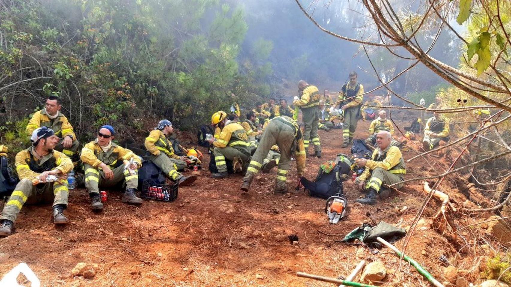 Parte del operativo que trabaja en la extinción del incendio.