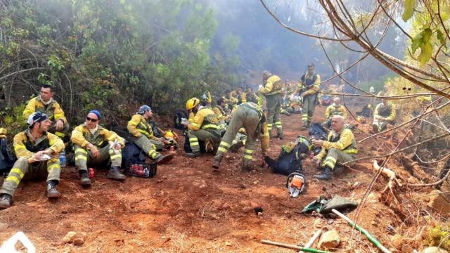 Parte del operativo que trabaja en la extinción del incendio.